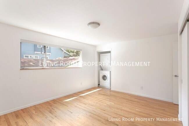 Building Photo - Modern Duplex tucked away in NW!