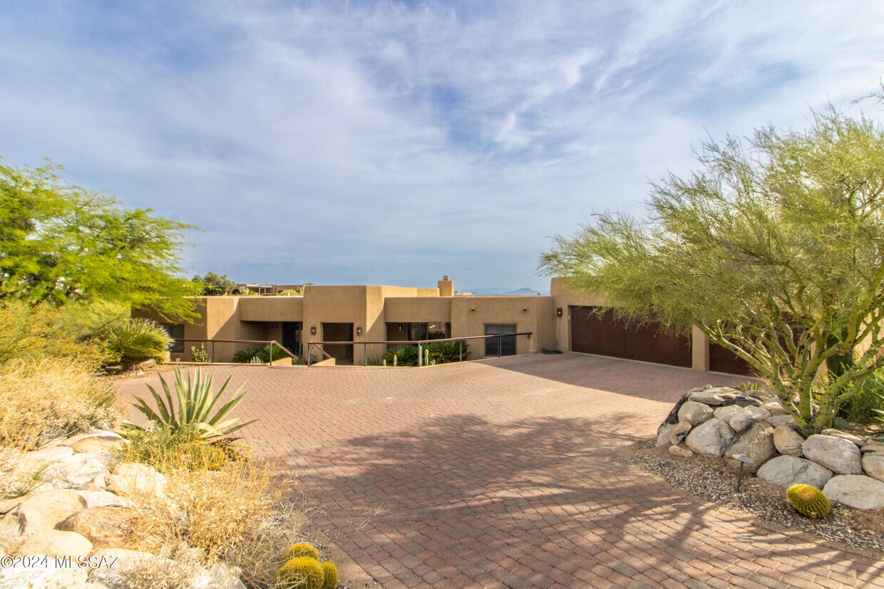 Primary Photo - 1608 E Desert Garden Dr