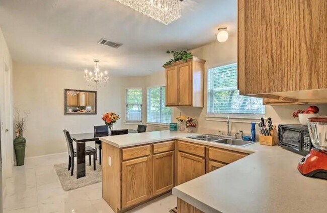 Building Photo - 1008 N Creek Blvd