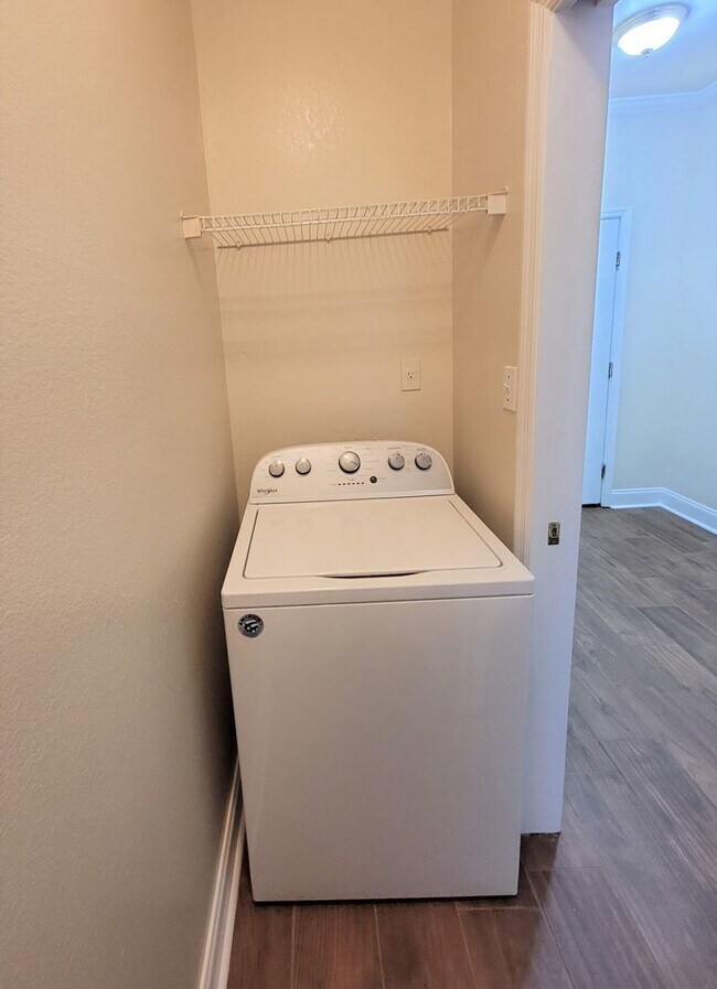 Foto del edificio - 3 bedroom town home for rent starting June 8, 2026, renting for $1800, includes privacy fenced ya...