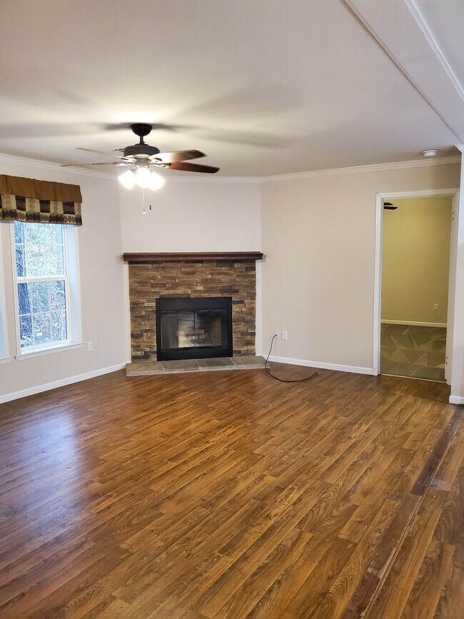 Chimenea de leña en el salón - 2974 Maple Street