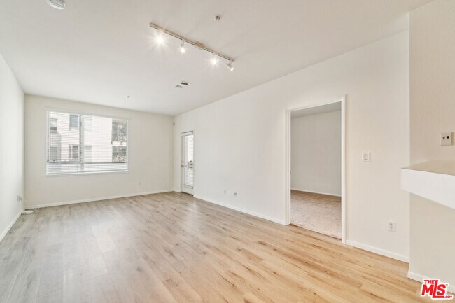 Foto del edificio - 6400 Crescent Prk E