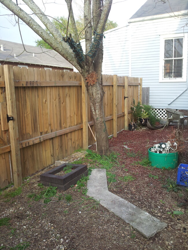 Building Photo - 5989 Tchoupitoulas St