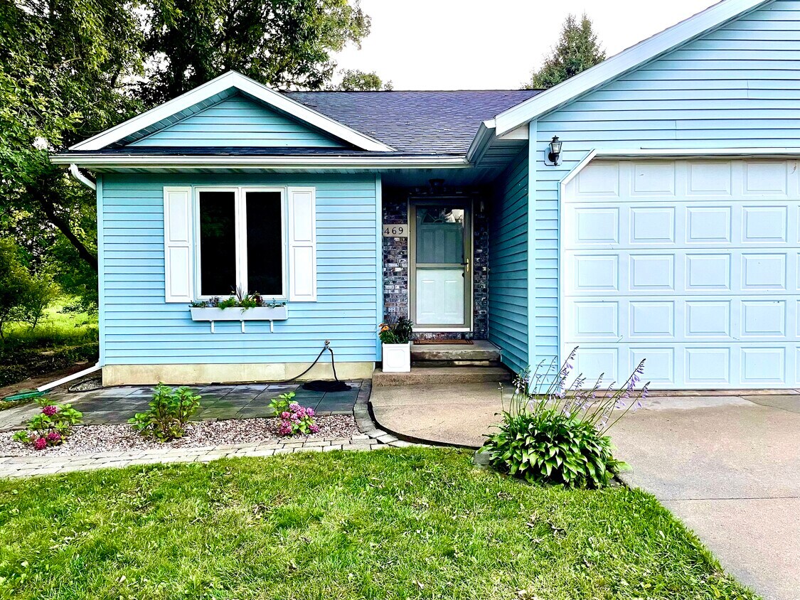 Private yard with front patio and back deck - 469 Center St