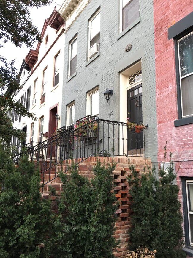 Foto del edificio - 1687 35th St NW