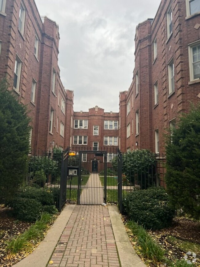 Building Photo - 4848 W Wrightwood Ave