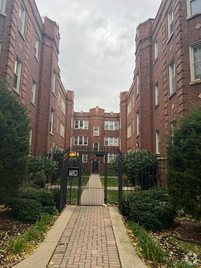 Building Photo - 4850 W Wrightwood Ave