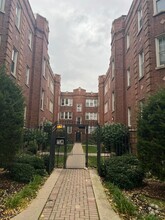 Building Photo - 4848 W Wrightwood Ave