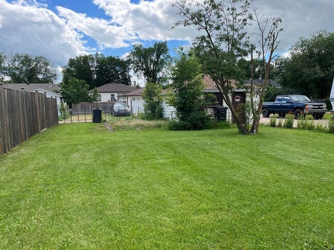 Building Photo - 2 Bed 1 Bath Unit in Red Deer, AB