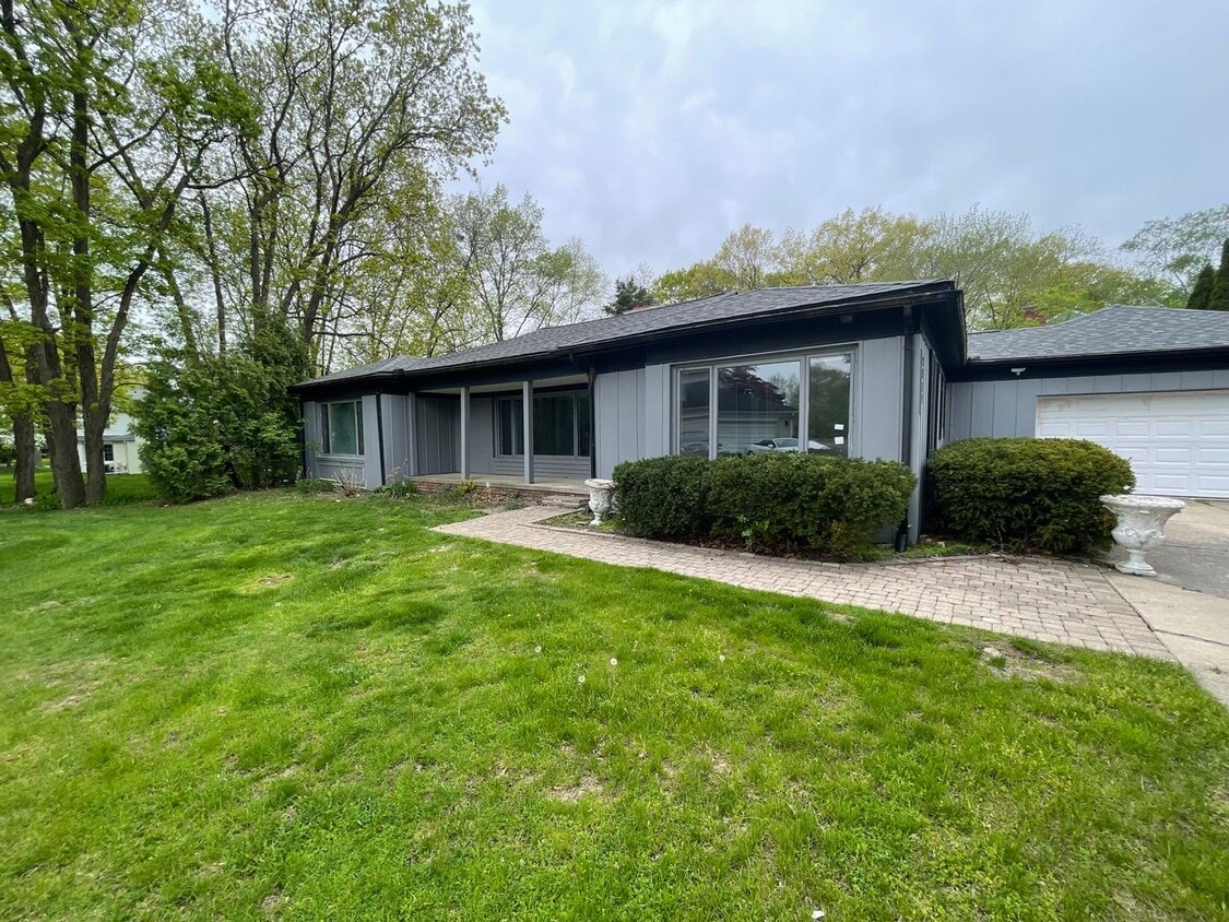 Primary Photo - Spacious 3bd/2.5ba Ranch
