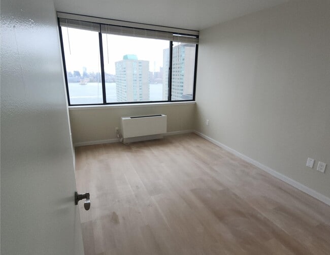 Building Photo - 45 River Dr S