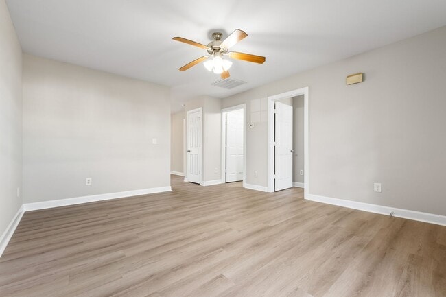 Building Photo - Updated 3 Bedroom 2 Bathroom close to Downtown Raleigh! Available NOW