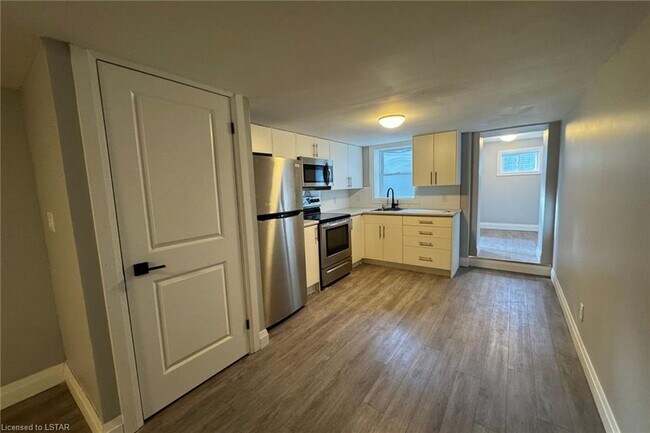 Photo du bâtiment - 2 Bed | 1 Bath – Basement Unit in Quiet Residential Duplex – All Inclusive – $1,575/month