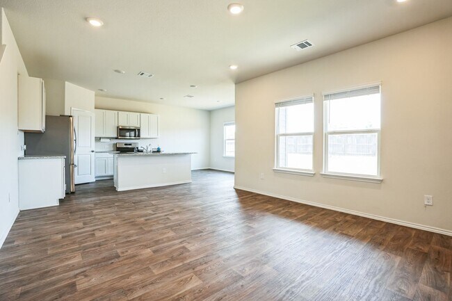 Foto del edificio - 4 Week Free Move-In Special! Spacious 3-Bed, 2.5-Bath Retreat Just Minutes from San Antonio