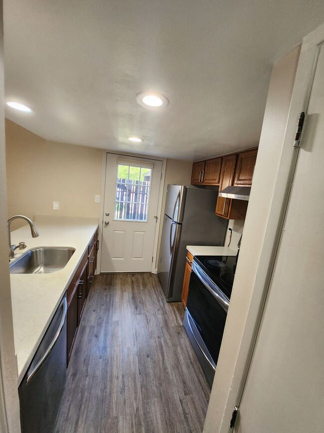 Building Photo - Updated Townhouse