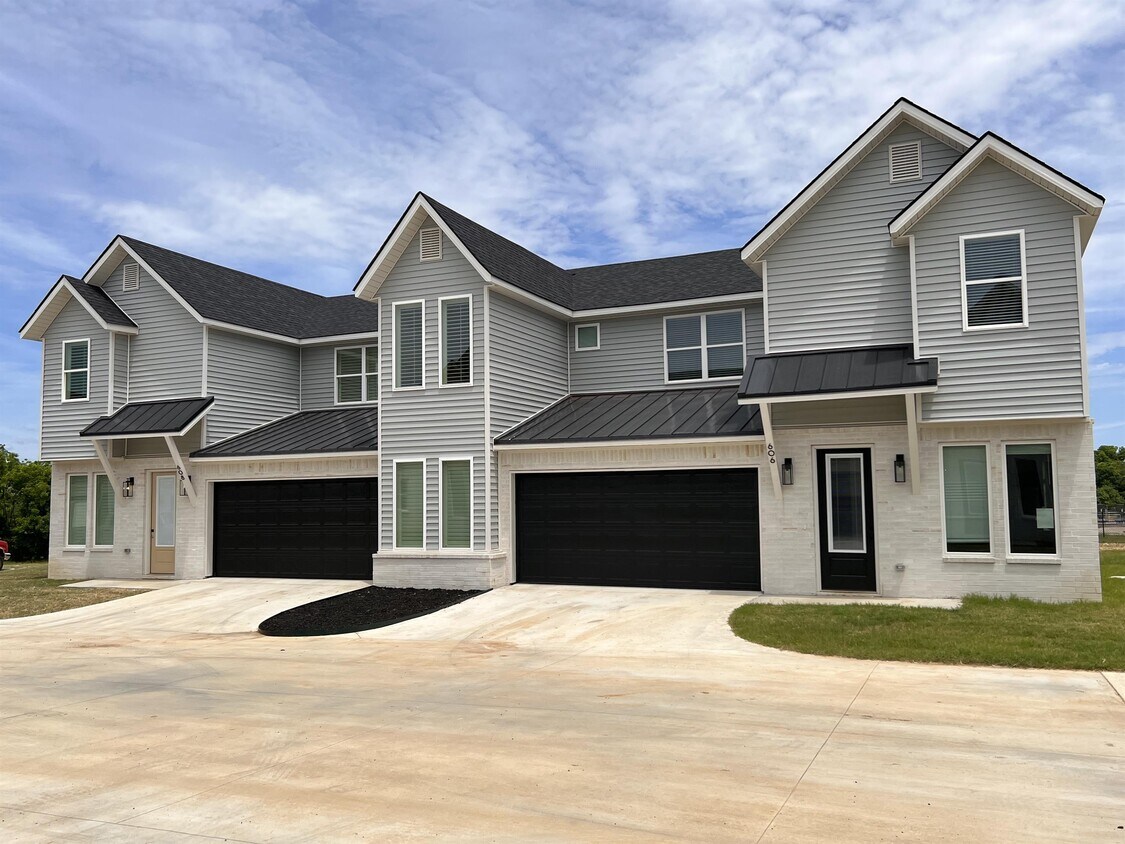 Building Photo - 600 Juniper Cir