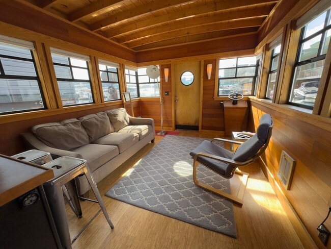 Building Photo - Floating Home on Lake Union – 1 Bed / 1 Ba...