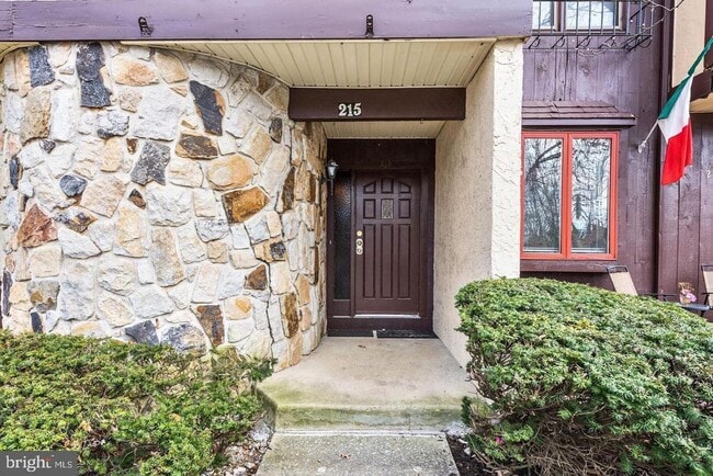 Building Photo - 215 Keats Ct