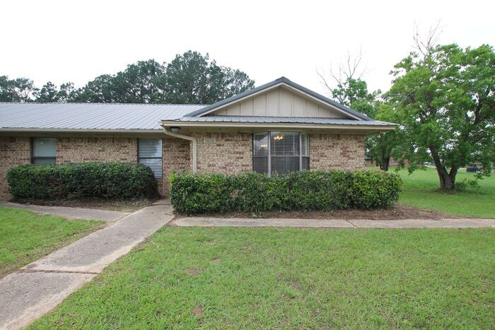 Primary Photo - Available Now! 2 Bed 1 Bath Duplex in Flin...