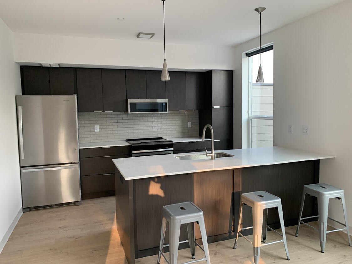 La cocina está completamente equipada con platos, sartenes, etc. - 718 W Babcock St
