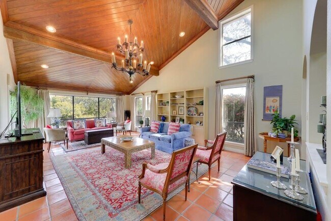 Building Photo - 402 Oak Ridge Dr