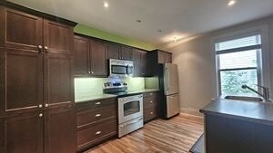 Photo du bâtiment - SPOTLESS 4 BEDROOM HOME FOR RENT IN PETERB...