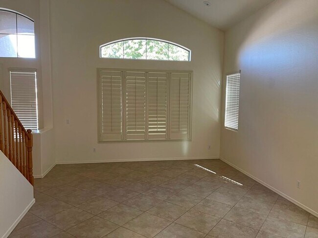 Foto del edificio - 4 bedroom 3 bath home with a pool in Sierr...