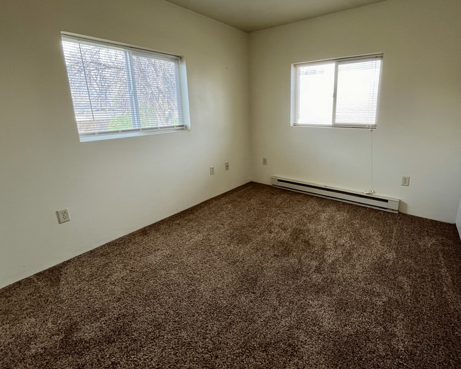 Building Photo - Pet-friendly 3bd 1bth duplex with storage ...