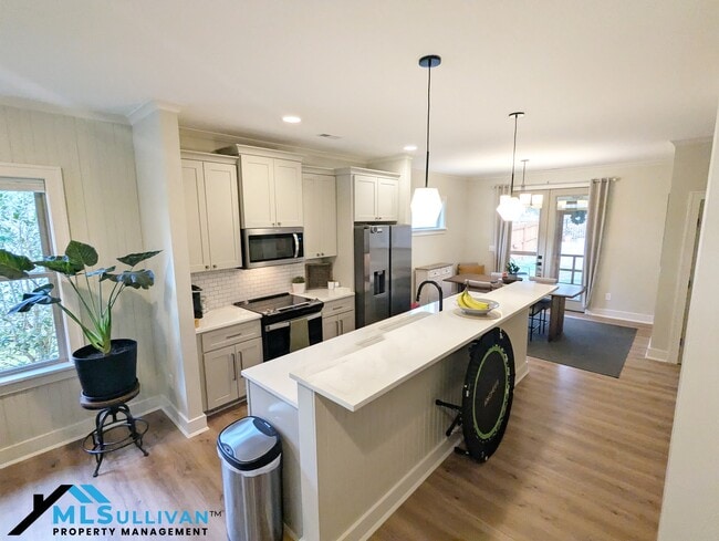 Building Photo - 2975 Carolyn Dr