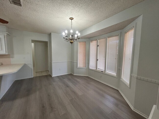 Building Photo - Freshly updated 3/2/2 close to shopping an...
