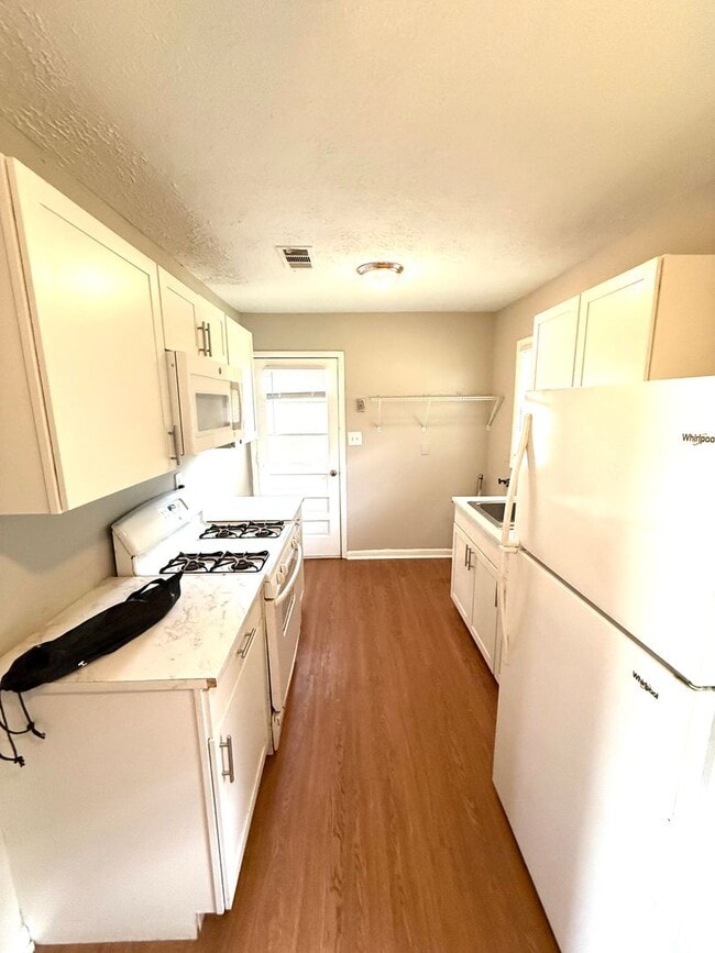 Building Photo - ** 3 bed 1 bath located in Boylston ** Call 334-366-9198 to schedule a self showing