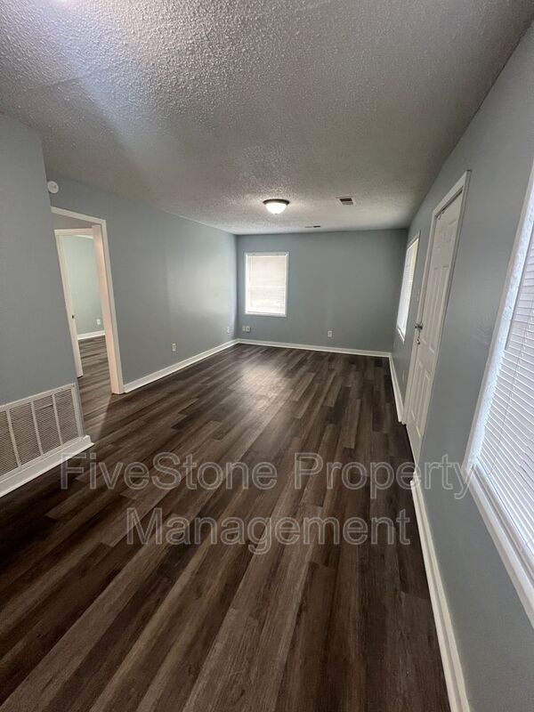 Building Photo - 1300 Robin Hood Ln