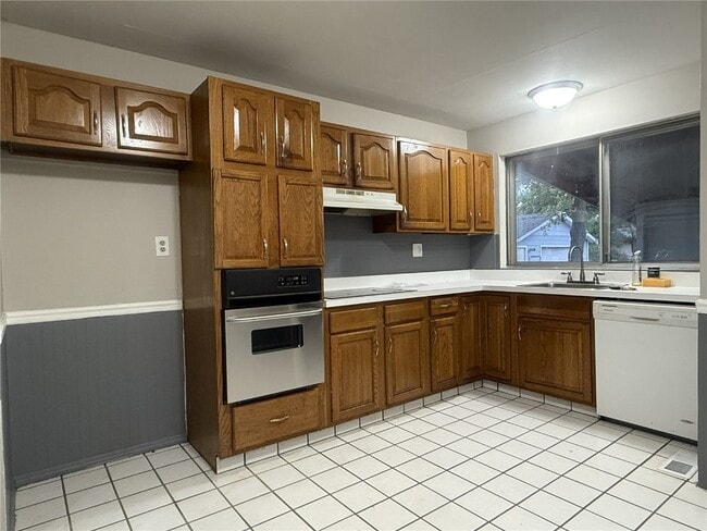 Building Photo - 810 Manresa Ln