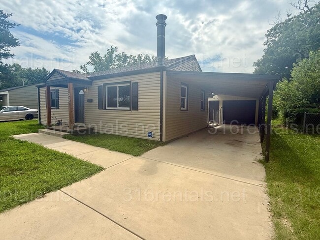 Building Photo - $1100 - 2 bedroom / 1 bathroom - Haysville...
