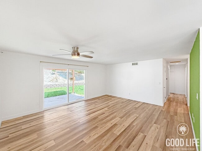Foto del edificio - Modern 3B/2BA Home in Quiet Neighborhood with Private Yards and 2-Car Attached Garage