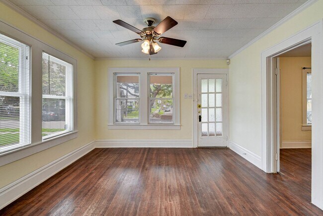 Foto del edificio - Charming 3-Bedroom Cottage in The Heights