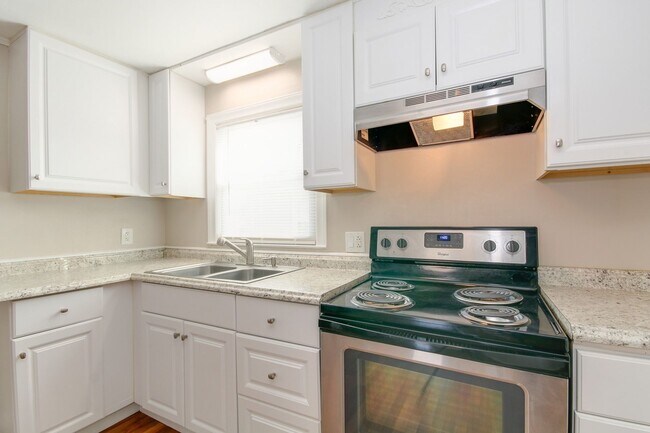 Foto del edificio - Renovated Charming Bungalow with Large Det...
