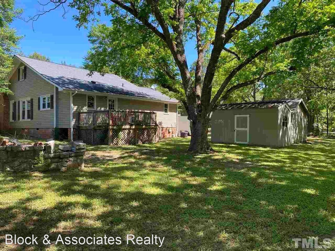 Building Photo - 3 br, 2 bath House - 400 N Main St