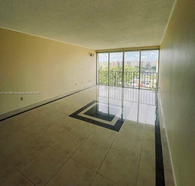 Foto del edificio - 9220 Fontainebleau Blvd