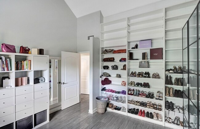 Foto del edificio - 702 St Albans Dr
