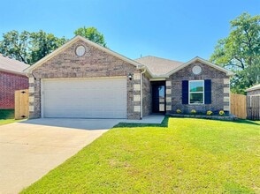 Building Photo - 933 Klare Ln