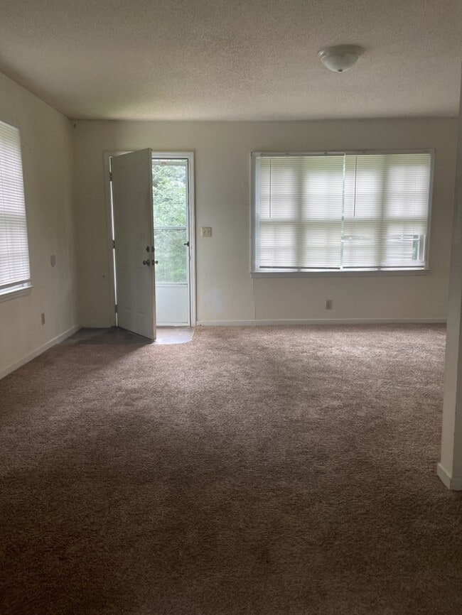 Building Photo - 717 Meadowbrook Dr