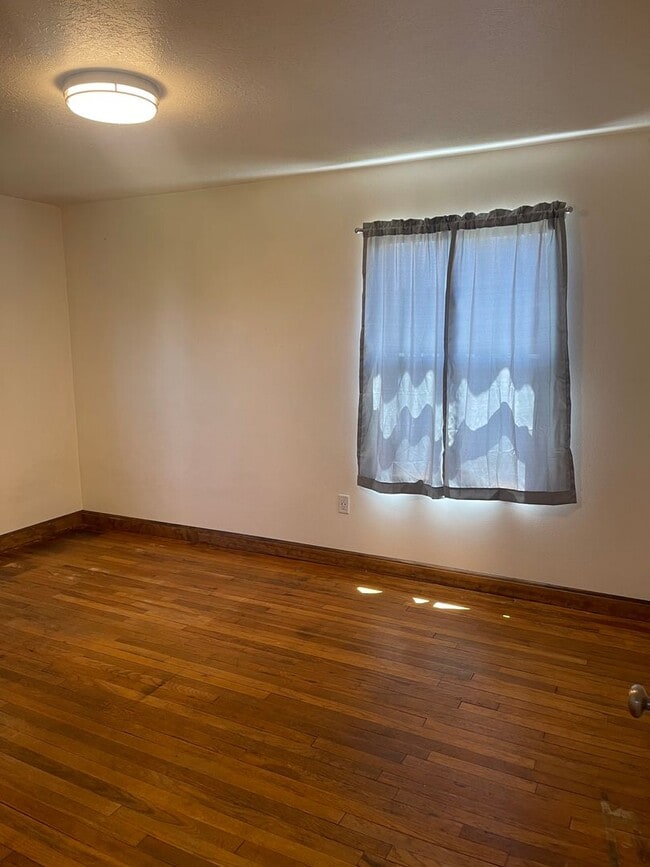 Building Photo - Two Bedroom Home!