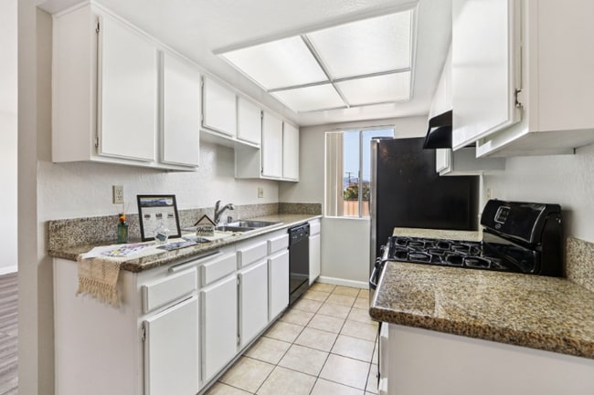 Building Photo - 700 E Cedar Ave