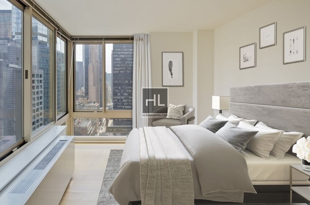 Building Photo - 260 W 54th St