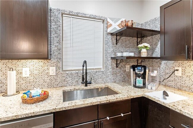 Foto del edificio - 894 Pelham St NW