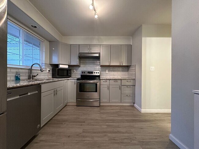 Foto del edificio - 7105 E Briarwood Dr