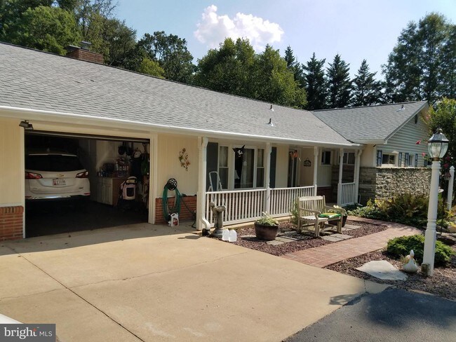 Building Photo - 19 Forest Dr