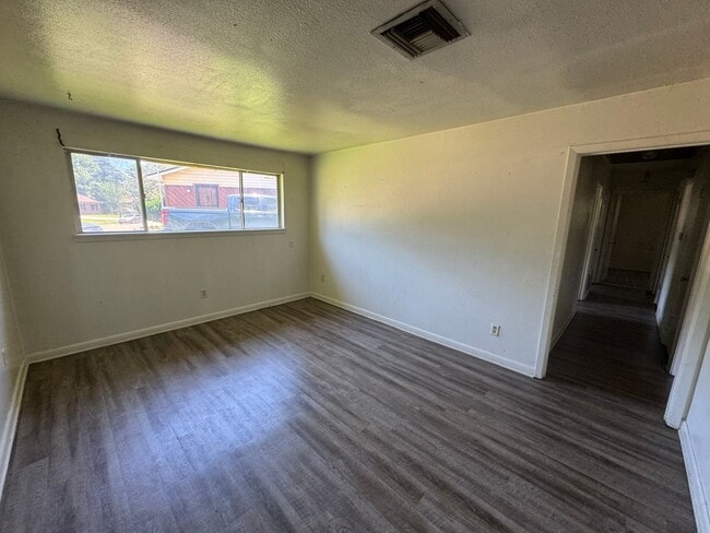 Building Photo - Cute 3 Bedroom Home