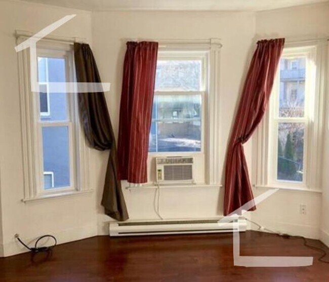 Building Photo - Top Floor-2 with A/C & parking for rent